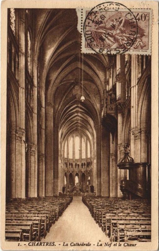 Carte postale ancienne Chartres-La Cathédrale-La Nef et le Choeur à Chartres