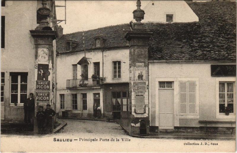 Carte postale ancienne Saulieu - Principale Porte de la Ville à Saulieu