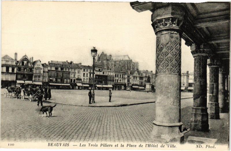 Carte postale ancienne Beauvais Les Trois Piliers et la Place France à Beauvais