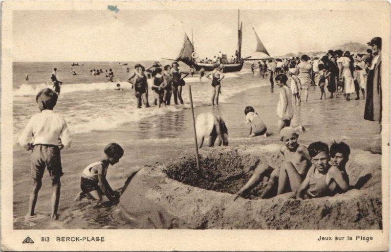 Carte postale ancienne Berck-Plage-Jeux sur la Plage à Berck
