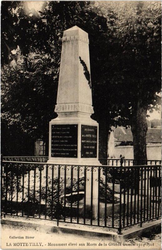 Carte postale ancienne La Motte-Tilly - Monuments des morts à La Motte-Tilly