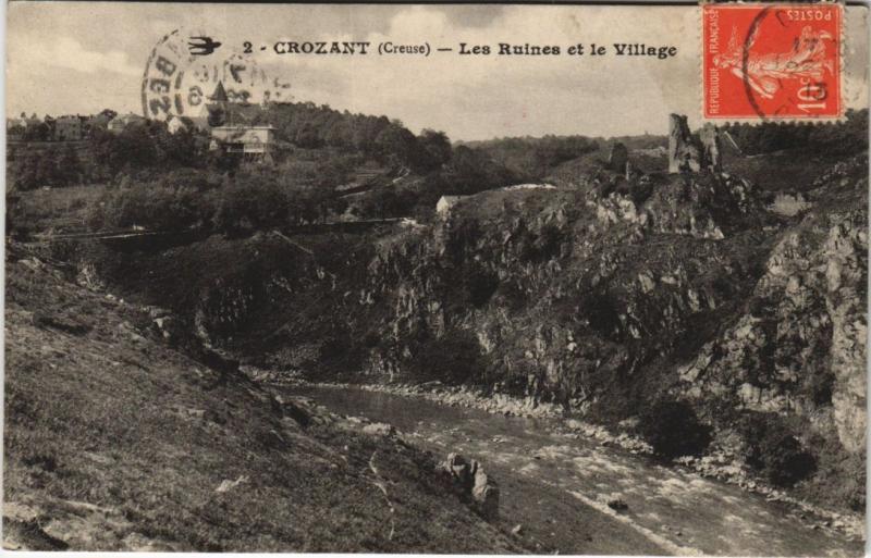 Carte postale ancienne Crozant - Les Ruines et le Village à Crozant