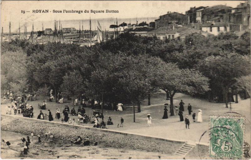 Carte postale ancienne Royan-Sous l'ombrage du Square Botton à Royan