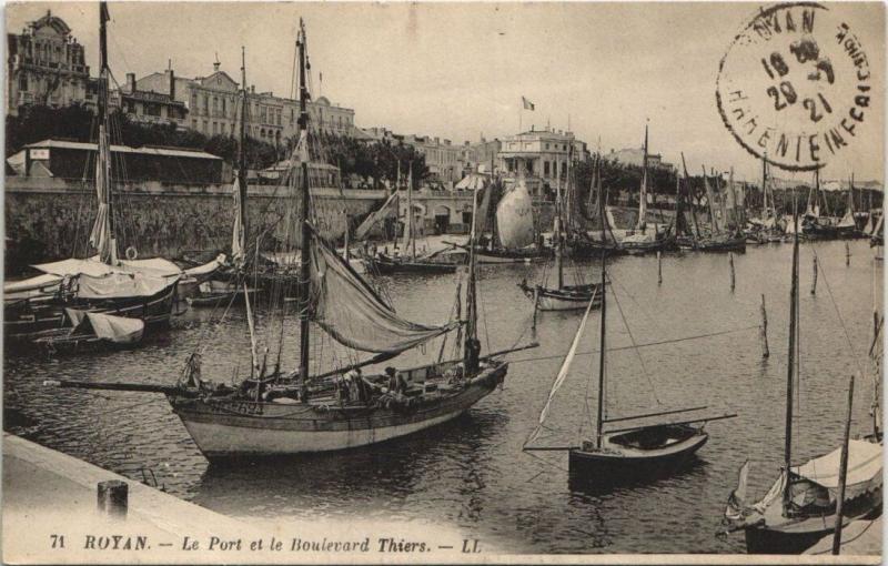 Carte postale ancienne Royan-Le Port et le Boulevard Thiers à Royan