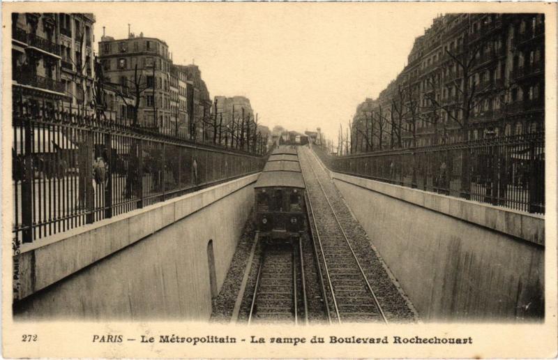 Carte postale ancienne Le Métropolitain - La rampe du Boulevard Rochechouart à Paris 18e