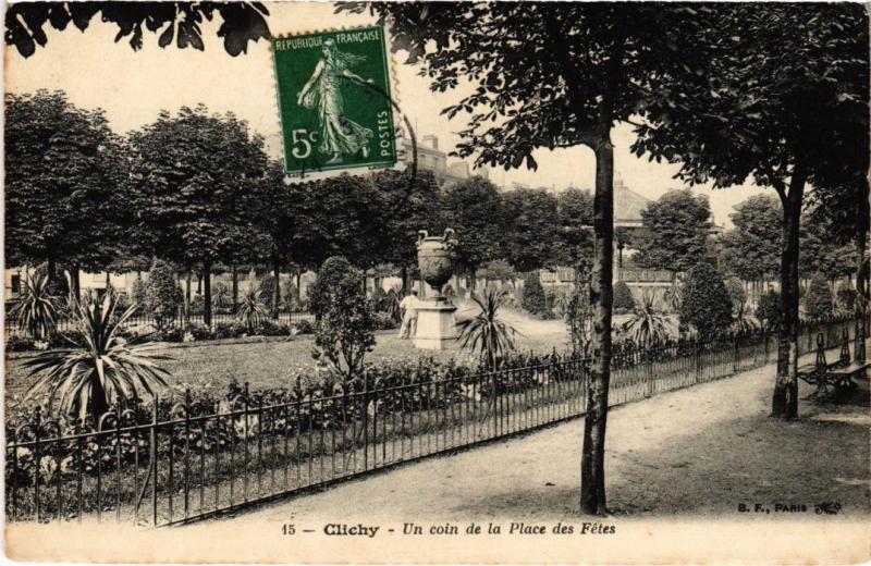 Carte postale ancienne Un coin de la Place des Fêtes à Clichy