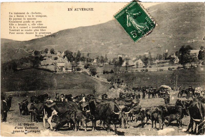 Carte postale ancienne Puy de Dome Depart d'une Vacherie pour la Montagne France
