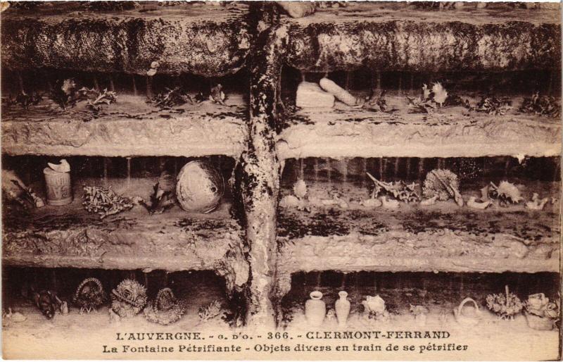 Carte postale ancienne Clermont-Ferrand Objets divers en train de se petrifier France à Clermont-Ferrand