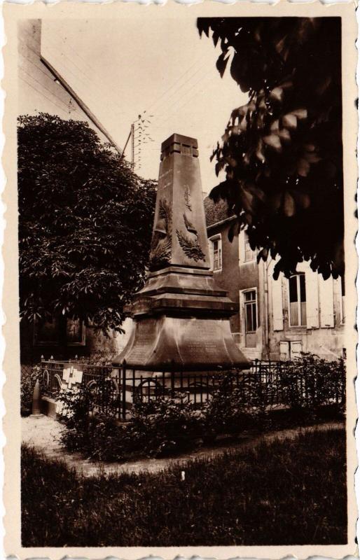 Carte postale ancienne Montaigut en Combailles Le Monument aux Morts France à Montaigut