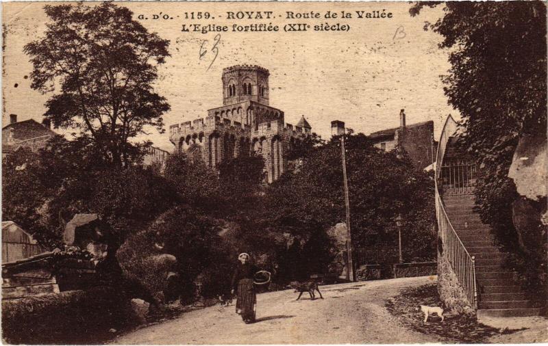 Carte postale ancienne Royat Route de la Vallee L'Eglise fortifiee France à Royat