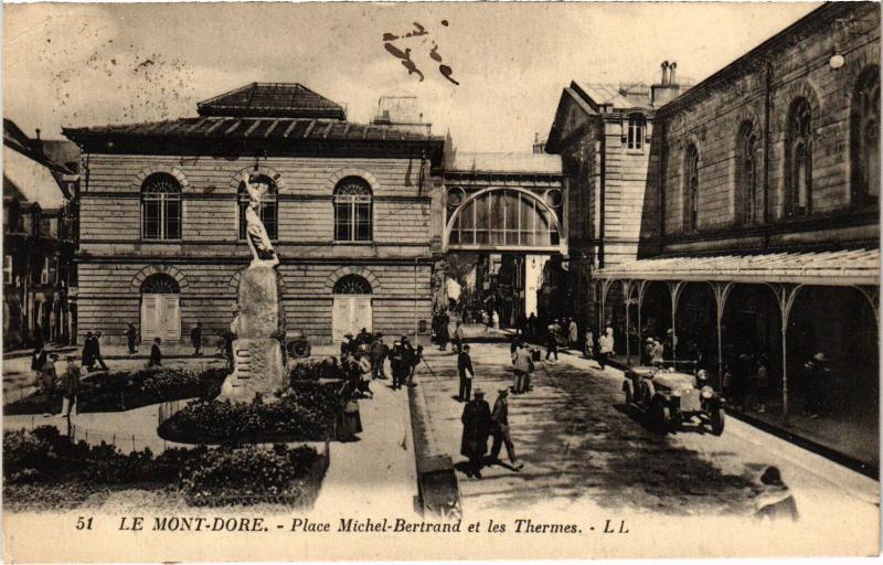 Carte postale ancienne Mont-Dore Place Michel Bertrand et les Thermes France à Mont-Dore