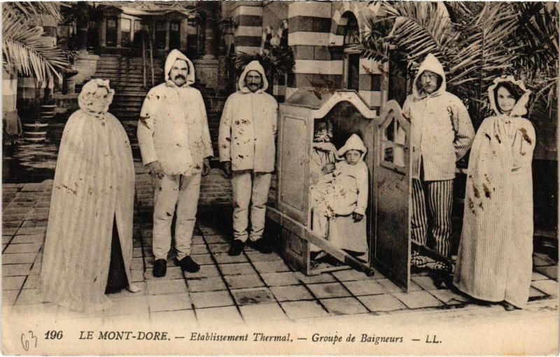 Carte postale ancienne Mont-Dore Etablissement Thermal, Groupe Baigneurs France à Mont-Dore