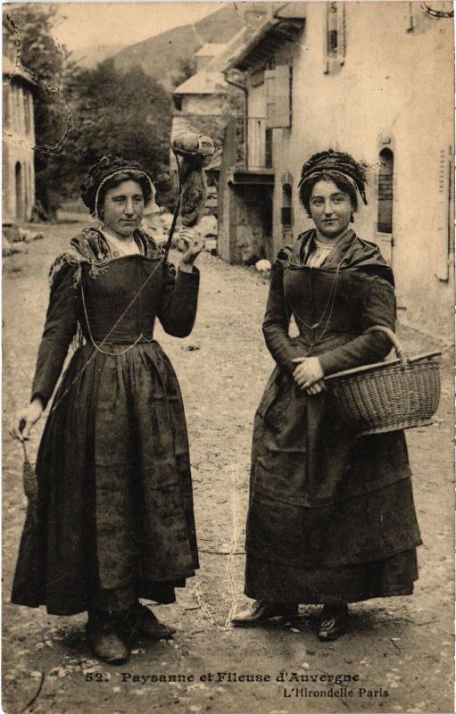 Carte postale ancienne Auvergne Paysanne et Fileuse France