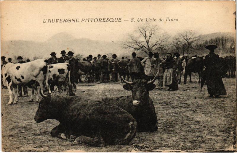 Carte postale ancienne Auvergne Un Coin de Foire France