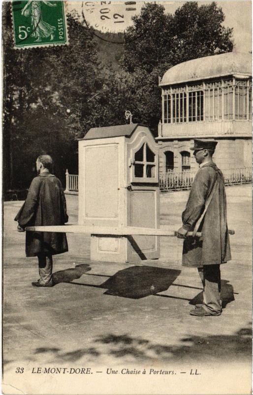 Carte postale ancienne Mont-Dore Une Chaise a Porteurs France à Mont-Dore