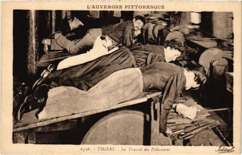 Carte postale ancienne Thiers Le Travail des Polisseuses France à Thiers