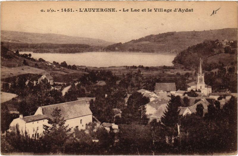 Carte postale ancienne Auvergne Le Lac et le Village d'Aydat France à Aydat