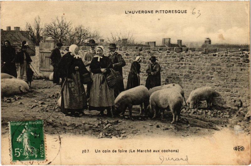 Carte postale ancienne Auvergne Un Coin de Foire France