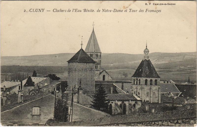 Carte postale ancienne Cluny - Clochers de l'Eau 'Benite de Botre-Dame et Tour les Fromag à Cluny