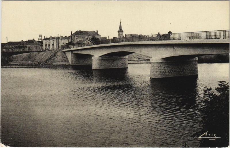 Carte postale ancienne Louhans - Pont sur la Seille à Louhans
