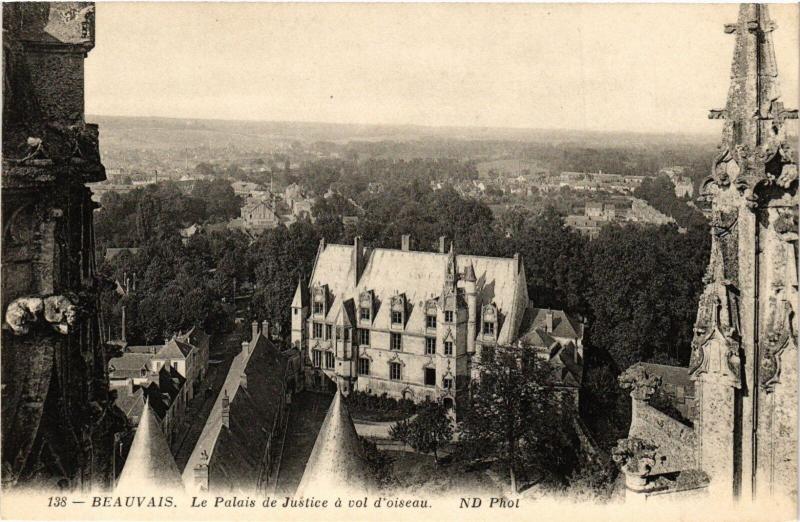 Carte postale ancienne Beauvais Le Palais de Justice a vol d'oiseau France à Beauvais