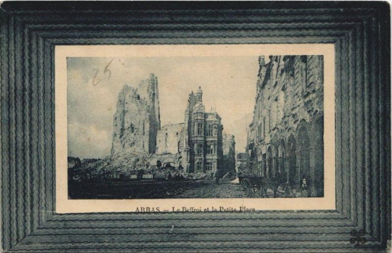 Carte postale ancienne Arras-Le Beffroi et la Petite Place à Arras