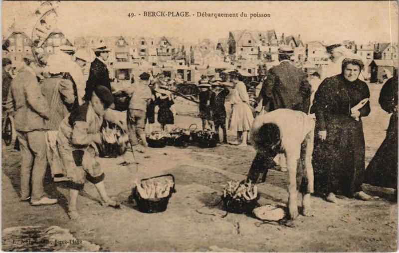Carte postale ancienne Berck-Plage - Débarquement du poisson à Berck