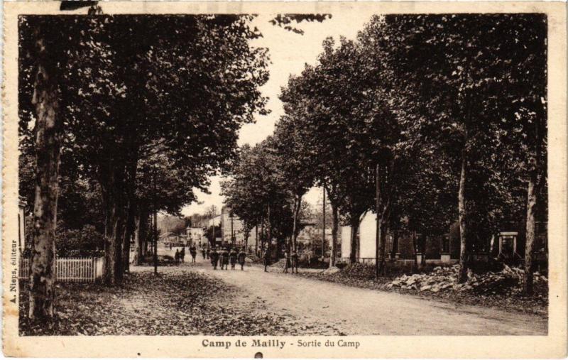Carte postale ancienne Camp-de-Mailly - Sortie du camp