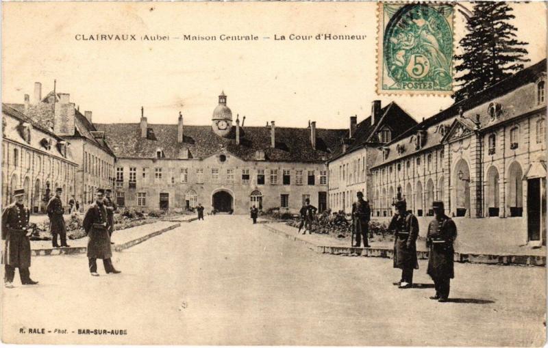 Carte postale ancienne Clairvaux - Maison Centrale - La Cour d'Honneur