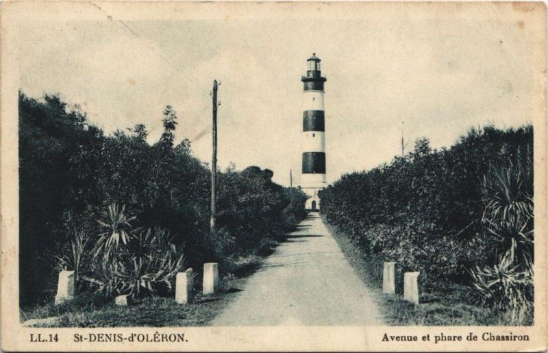 Carte postale ancienne Saint-Denis-d'Oleron-Avenue et phare de Chassiron