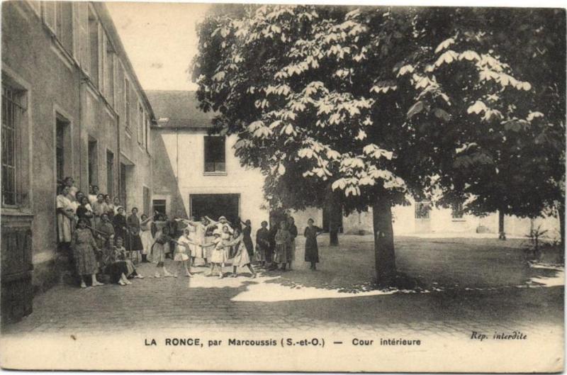 Carte postale ancienne La RONCE,par Marcoussis-Cour intérieure à Marcoussis