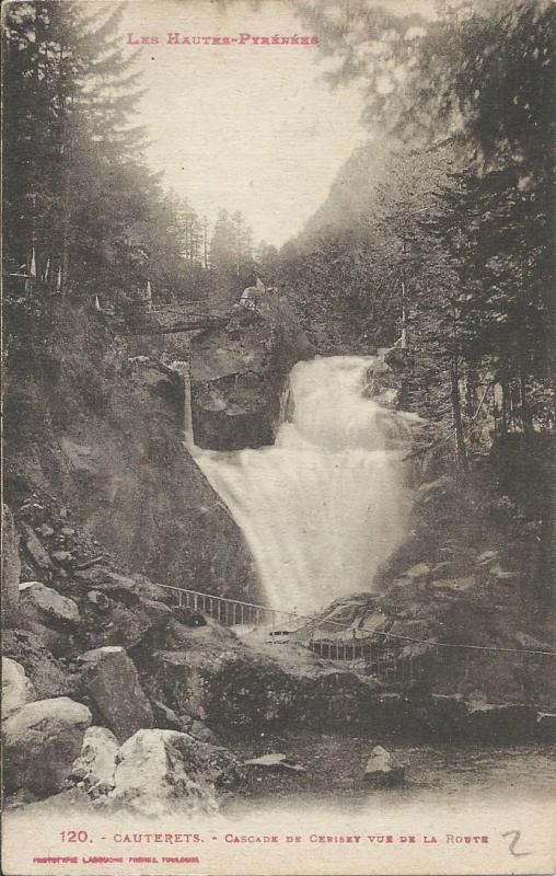 Carte postale ancienne Cascade de Cerisey vue de la Route à Cauterets
