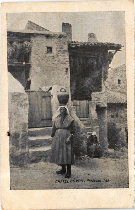 Carte postale ancienne Chatel-Guyon Porteuse d'eau France