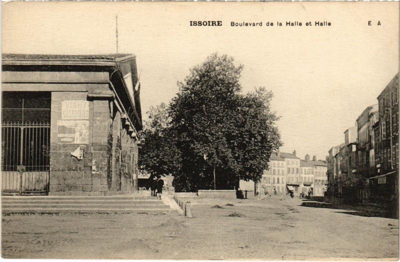 Carte postale ancienne Issoire Boulevard de la Halle et Halle France à Issoire