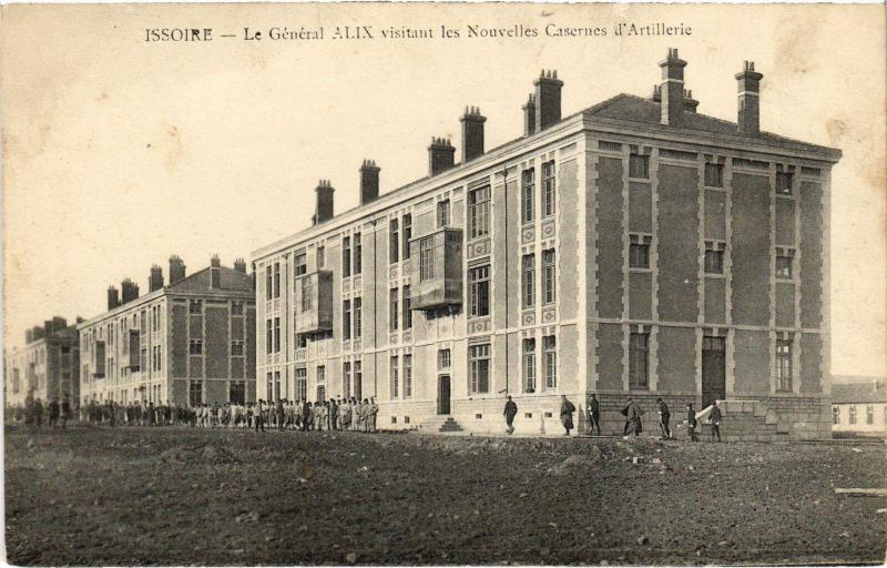 Carte postale ancienne Issoire Nouvelles Casernes d'Artillerie France à Issoire