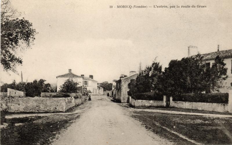 Carte postale ancienne L'entrée, par la route de Grues à Angles