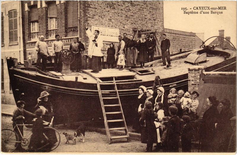 Carte postale ancienne Cayeux-sur-Mer Bapteme d'un barque à Cayeux-sur-Mer
