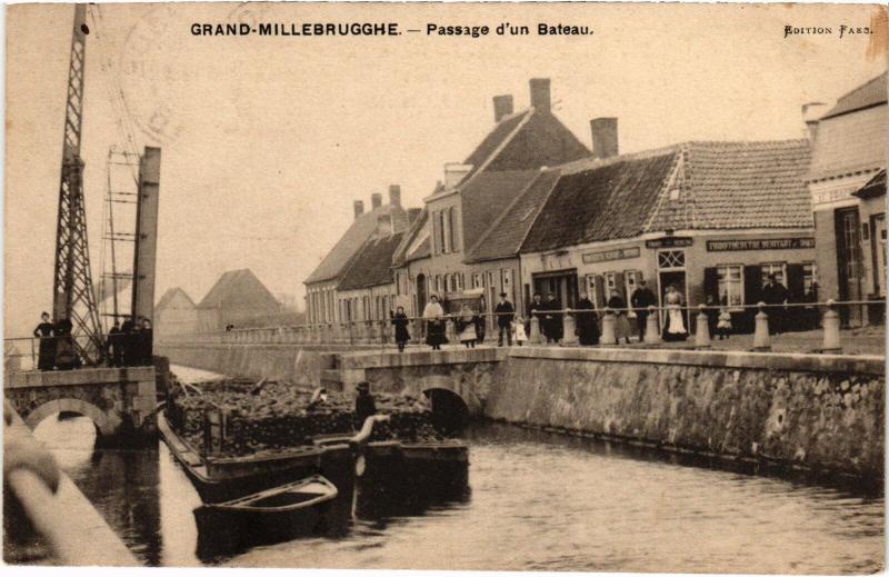 Carte postale ancienne Grand-Millebrugghe Passage d'un Bateau