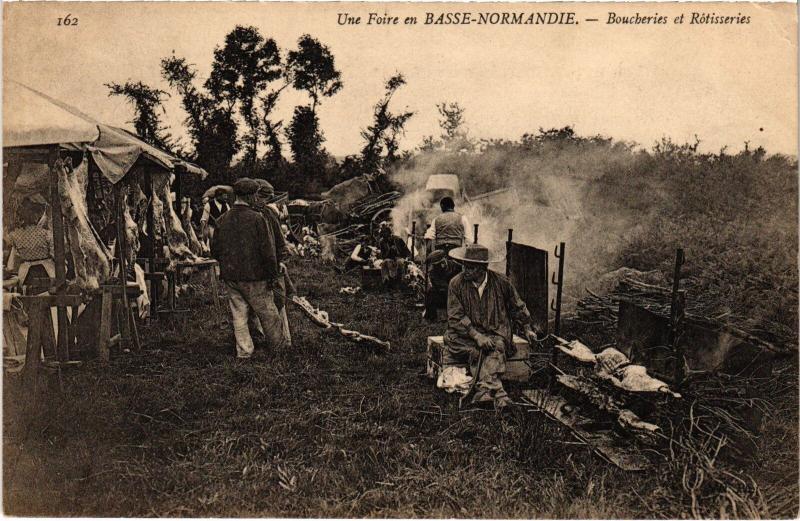 Carte postale ancienne Une Foire Boucheries et Rotisseries Folklore