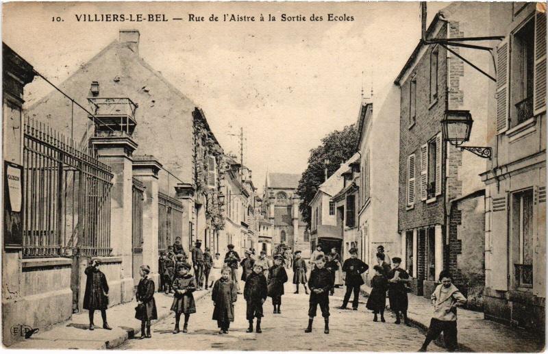 Carte postale ancienne Villiers-le-Bel Rue de l'Aistre Sortie des ecoles à Villiers-le-Bel
