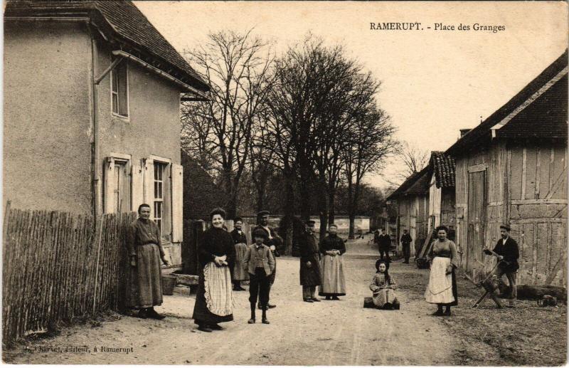 Carte postale ancienne Ramerupt Place des Granges à Ramerupt