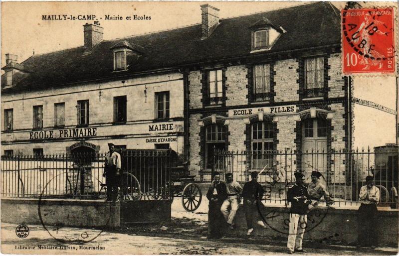 Carte postale ancienne Mailly-le-Camp Mairie et Ecoles à Mailly-le-Camp