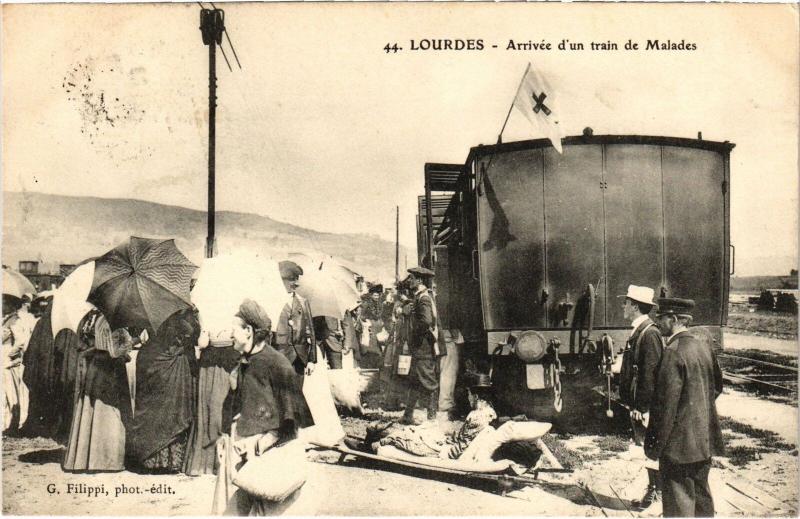 Carte postale ancienne Lourdes Arrivée d'un train de malades à Lourdes