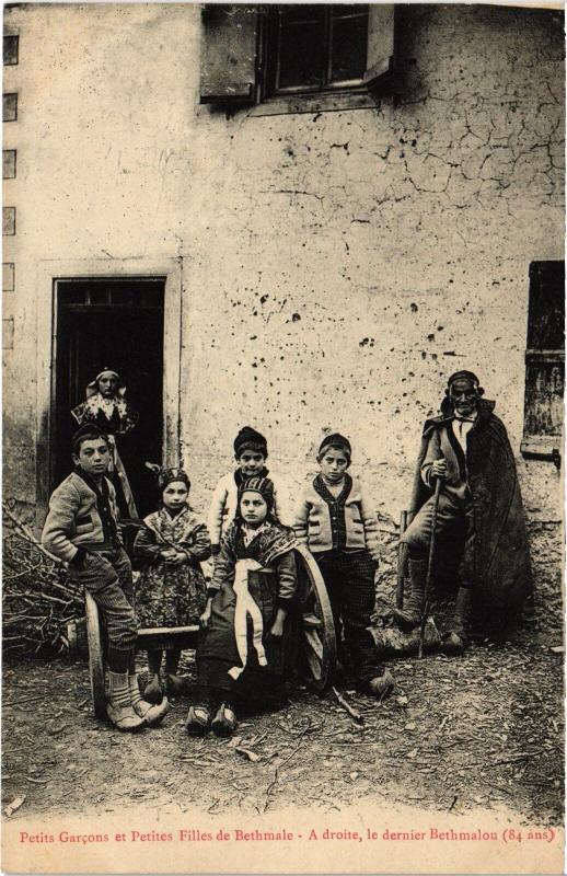 Carte postale ancienne Bethmale Garcons et Filles Bethmalou Folklore à Bethmale
