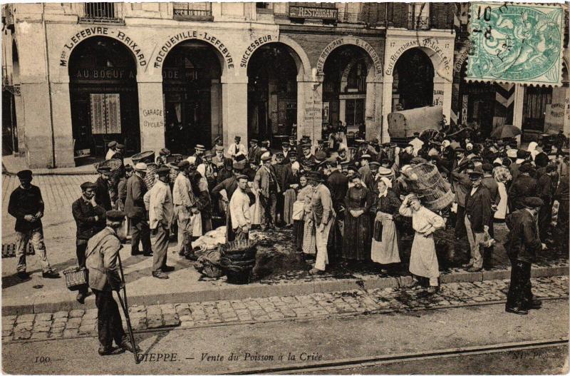 Carte postale ancienne Dieppe Vente du Poisson a la Criée à Dieppe