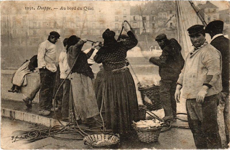Carte postale ancienne Dieppe Au bord du quai à Dieppe
