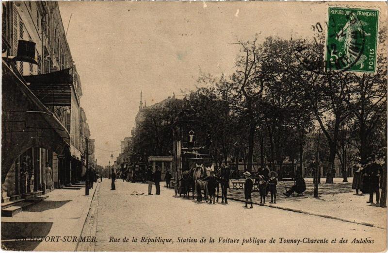 Carte postale ancienne Rochefort-sur-Mer Rue de la République Station de la Voiture à Rochefort