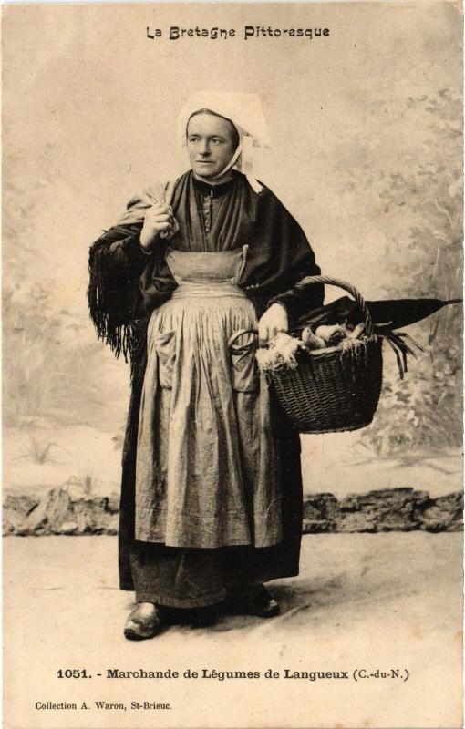 Carte postale ancienne Langueux Marchande de Légumes Folklore à Langueux