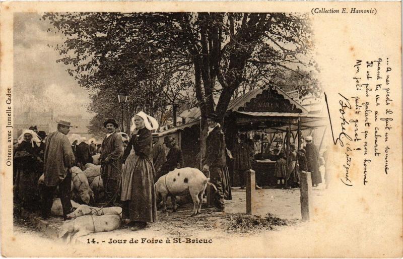 Carte postale ancienne Saint-Brieuc Jour de foire à Saint-Brieuc