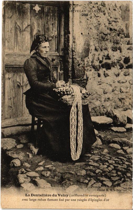 Carte postale ancienne La Dentelliere du Velay Folklore